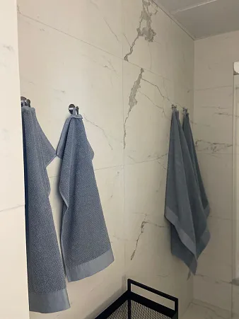 Zum Verkauf steht eine Einzimmerwohnung, die Komfort, Stil und eine exklusive Lage perfekt vereint.